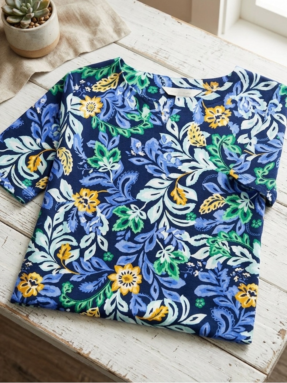 🔥$10 FINAL PRICE🔥 Croft & Barrow Women's Navy Tropical Floral Split V-Neck Short